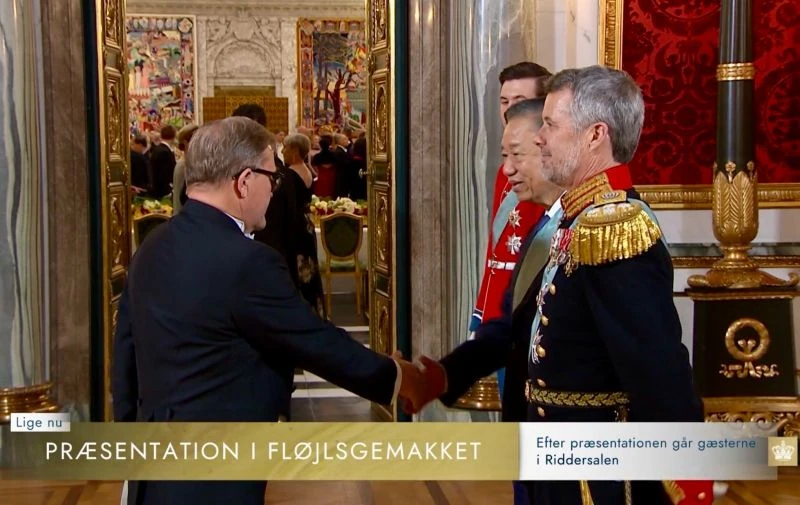 Henrik N. Andersen greeting H.E. To Lam and the Danish royal family before the banquet